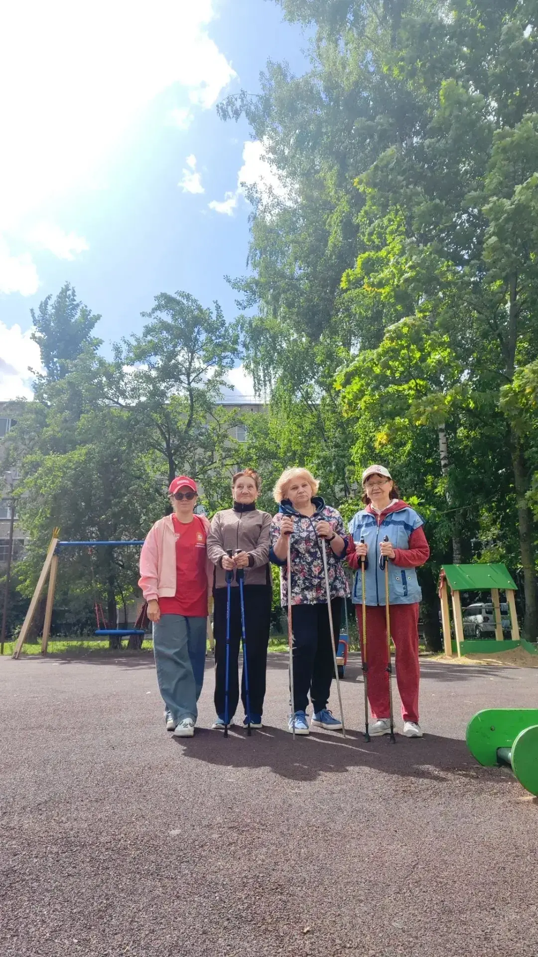 Свежий воздух и бодрость: скандинавская ходьба в нашем районе