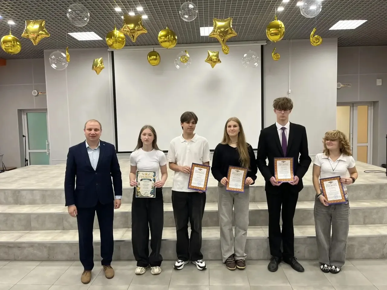Сегодня прошла первая еженедельная линейка в 2026-2027 учебном году 🥳