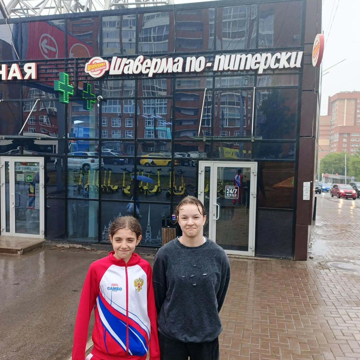 Увидев спортивный снаряд, наших девочек не остановить и дождь им не помеха 🤣