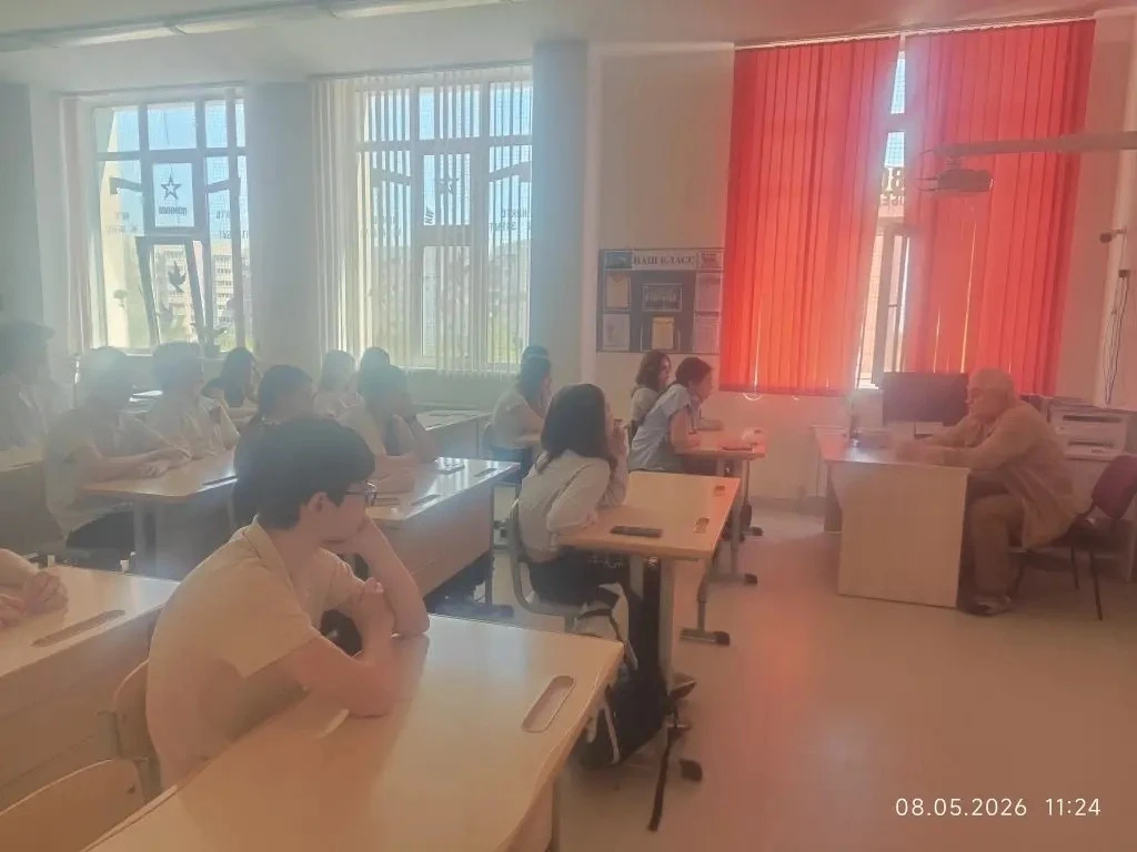🎖️ ВСТРЕЧА С ВЕТЕРАНОМ: ОФИЦЕР ГЕРАСИМЕНКО М. В. ПОСЕТИЛ КЛАССНЫЙ ЧАС В 8 «А» КЛАССЕ 🎖️  На классный