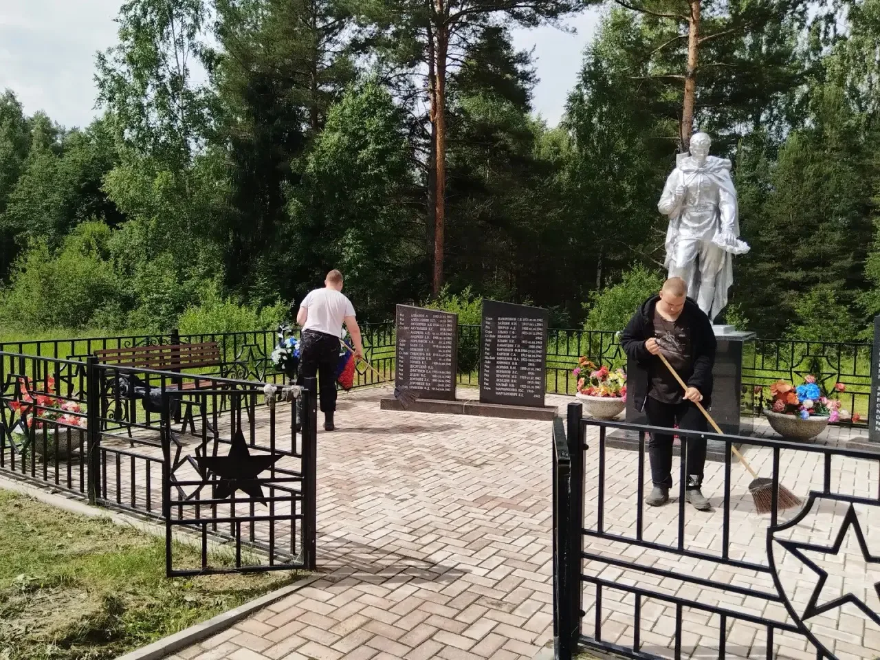 🎗️В преддверии Дня памяти и скорби ребята из лагеря труда и отдыха «Юность» совершили ...