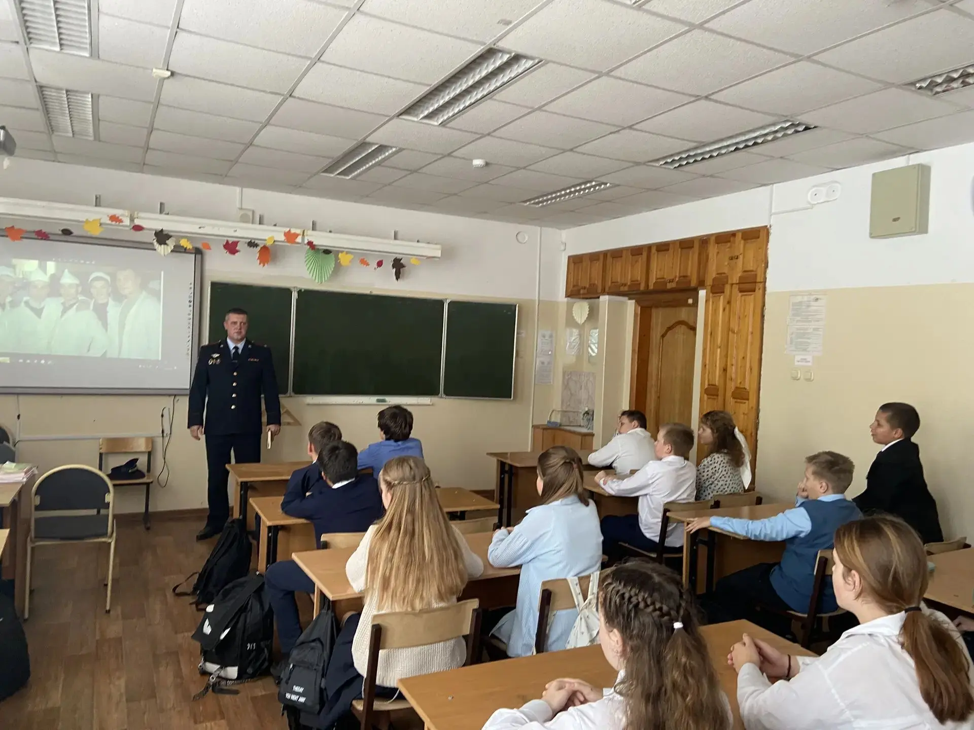 В школе продолжаются профориентационные классные часы, встречи с родителями, которые ра...