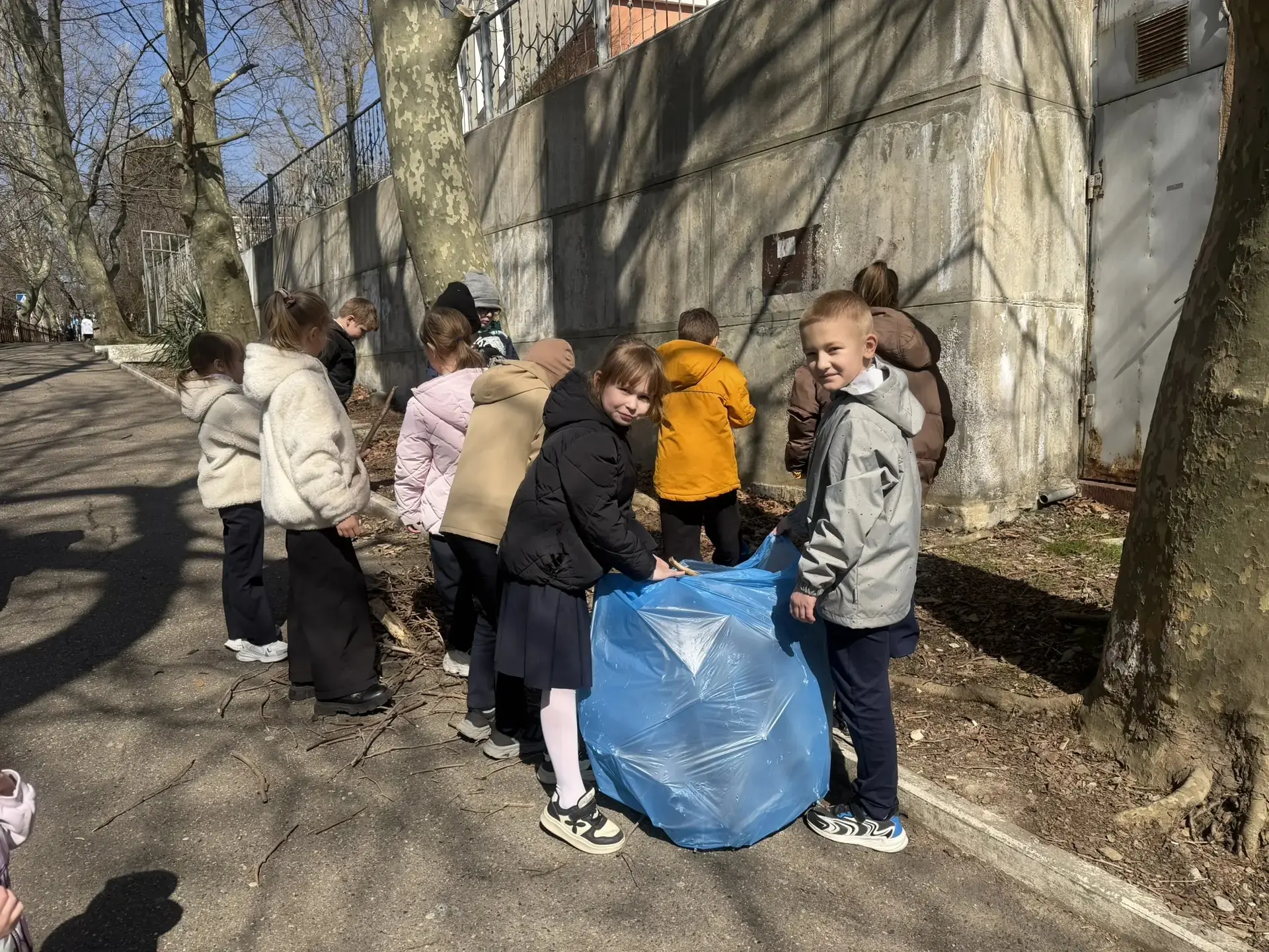 🧑‍🏫Труд, забота и экология: «Зелёный шаг» наших Первых! 🧹🌱  Сегодняшний день в нашей школе прошёл по