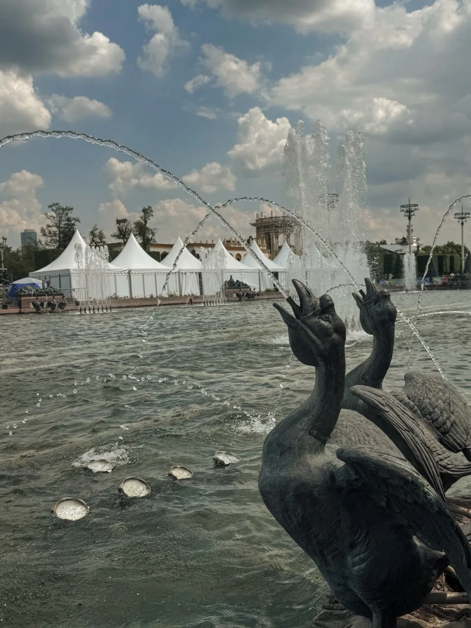 ⛲️ Лето в самом разгаре на ВДНХ.