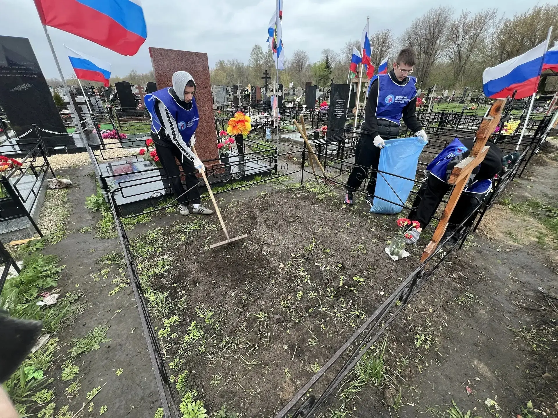 🙏 Памяти павших — нашу заботу. ✨ Добровольческая акция «Дорога к обелиску». ✨  26 апреля под руковод