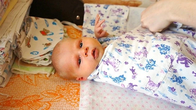 - А вот этого на руки не бери, а то привыкнет, - предупредила Милу пожилая медсестра, у...
