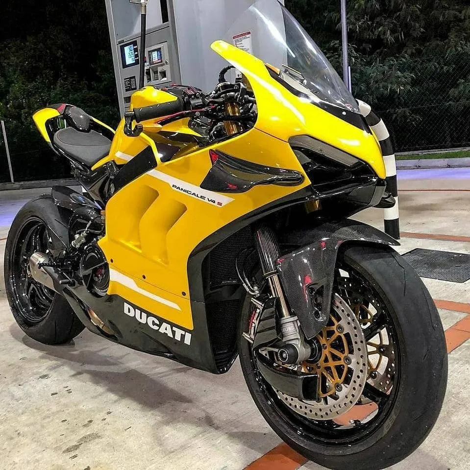 Ducati Panigale V4 — striking in yellow 🟡