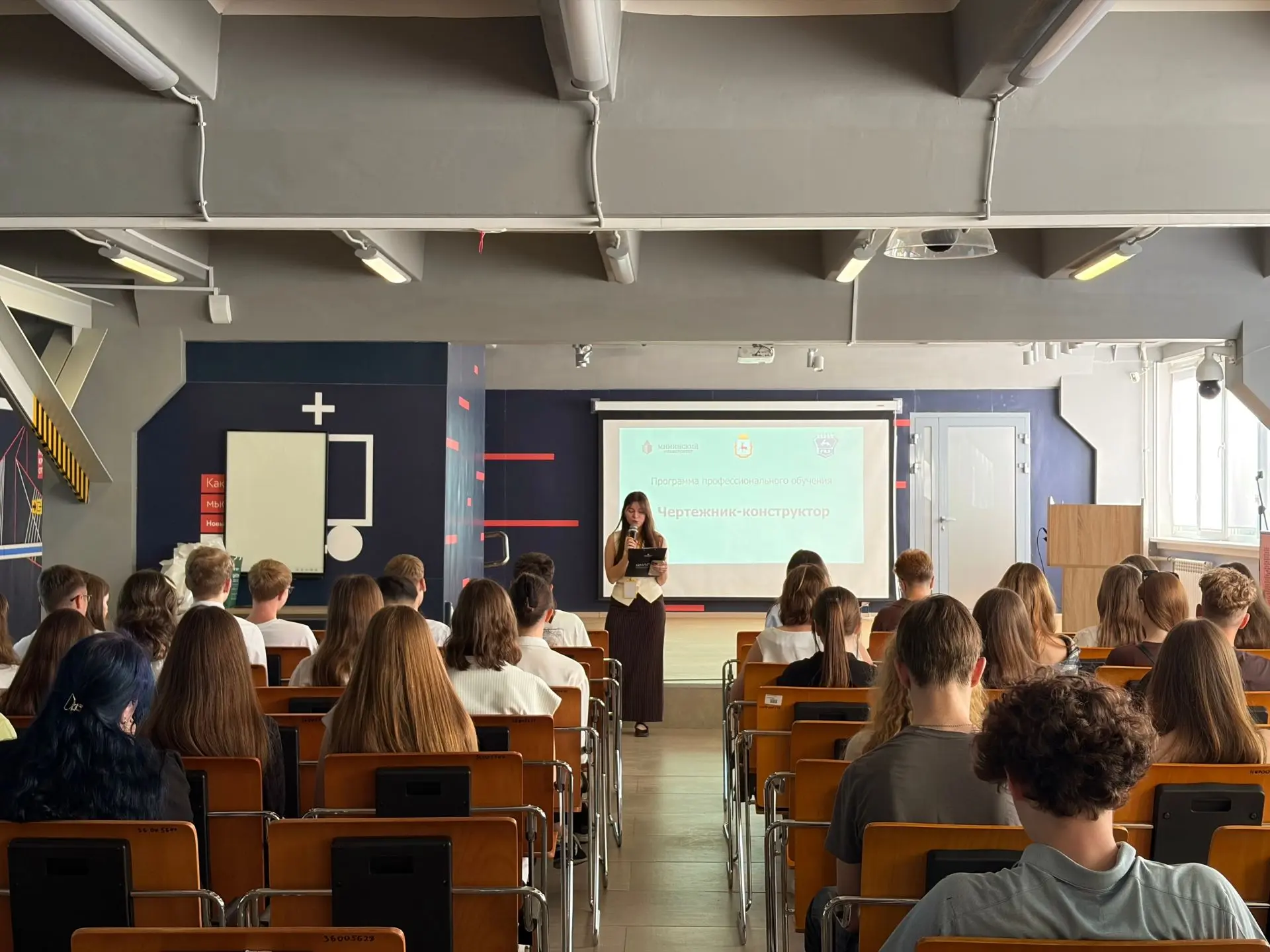 🎓 Будущее начинается сегодня: школьники получили первые рабочие профессии в Мининском университете  
