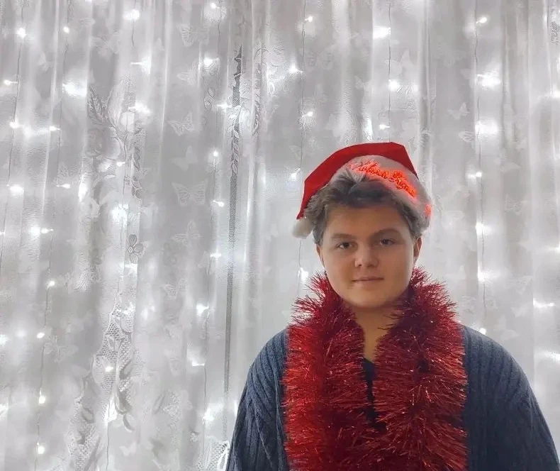 Меркушев Иван из 8а класса делится с нами своим новогодним селфи!🎄🎅🏻
