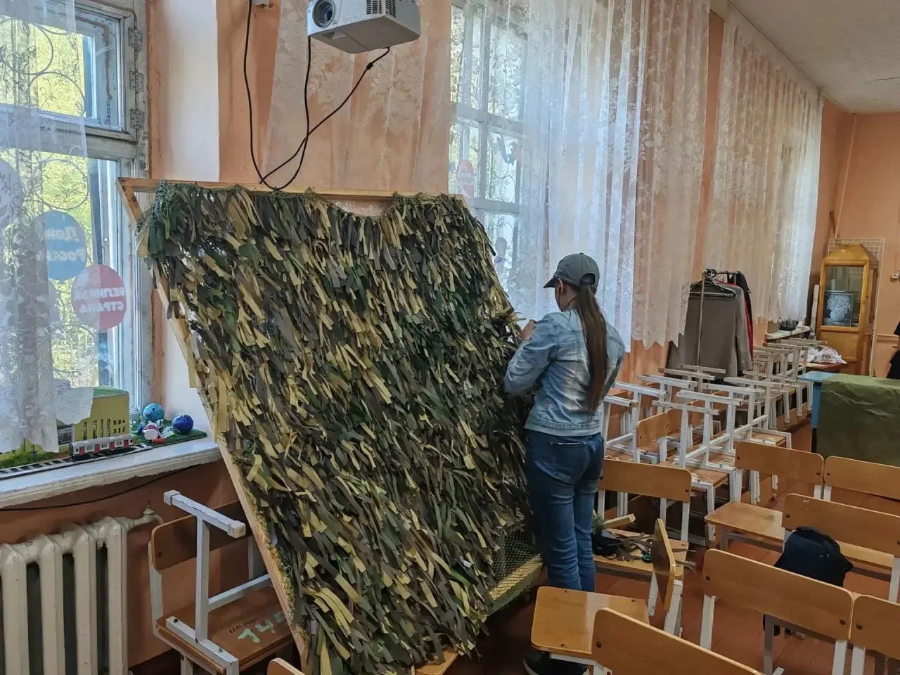 🇷🇺 Работа школьной точки плетения маскировочных сетей в летний период

В нашей школе продолжает ра