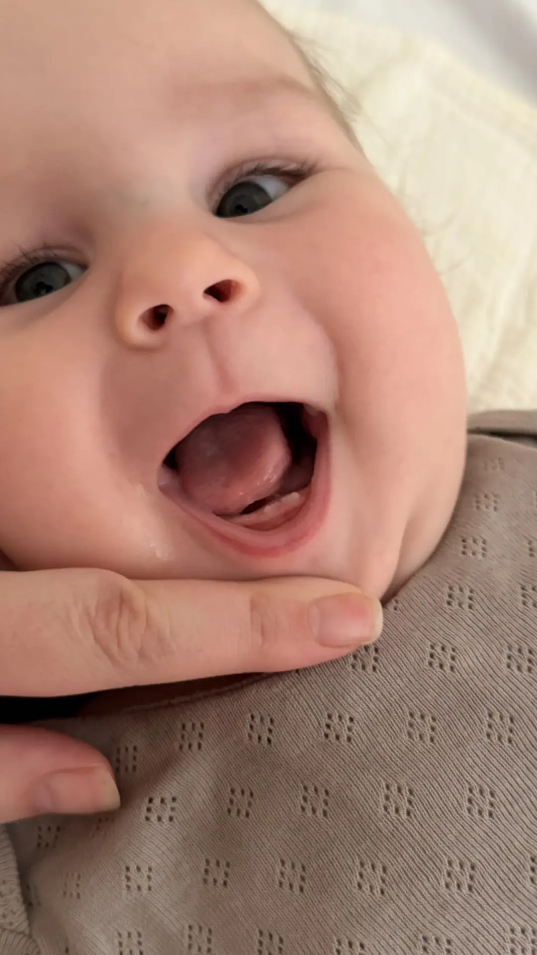 У Димасика официально два зубика😍) принимаем поздравления 🦷🦷😁