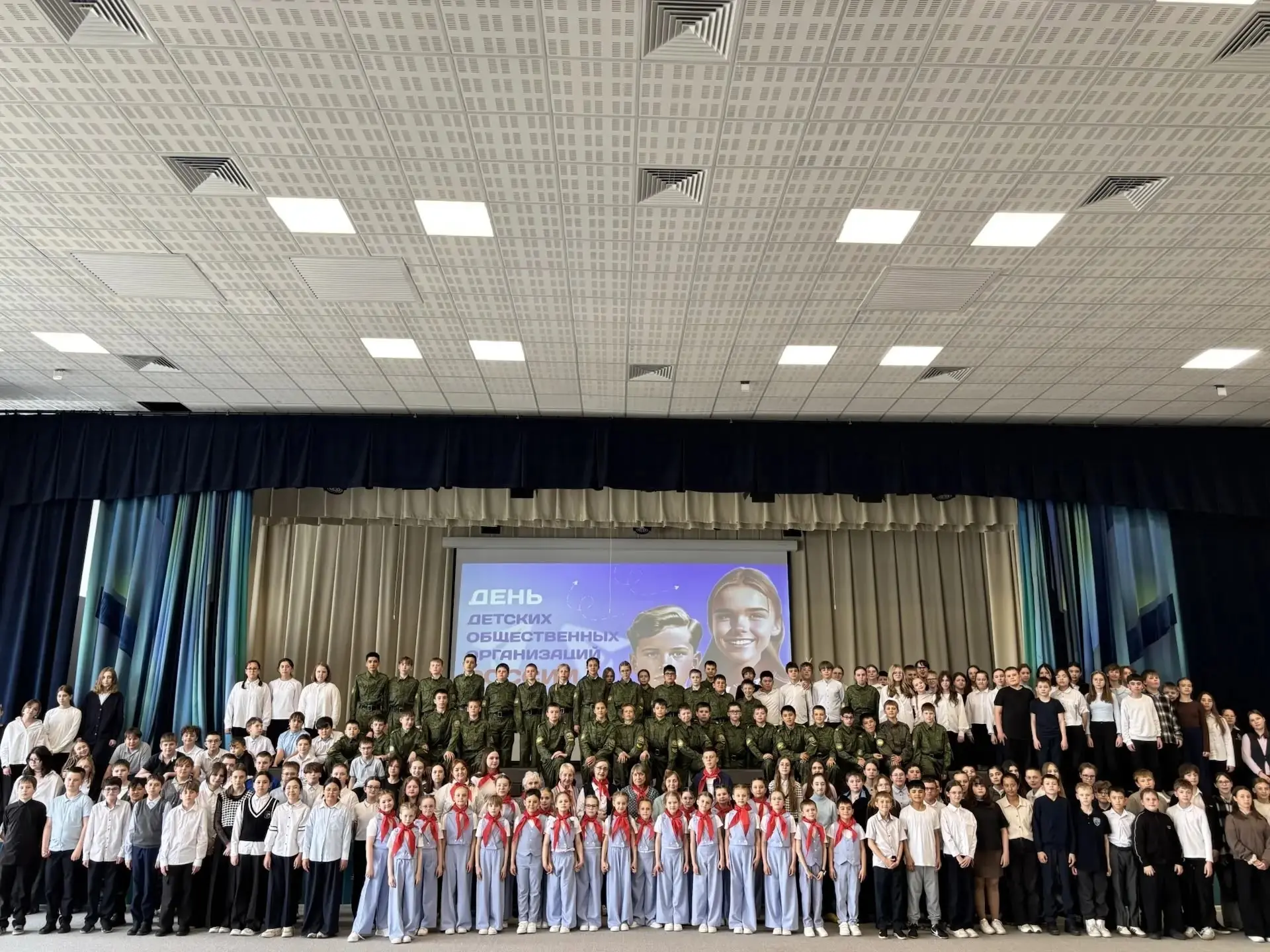 Если вы есть- будьте Первыми! Галстуки, звуки пионерской зорьки и веселые песни пионеров.   День дет