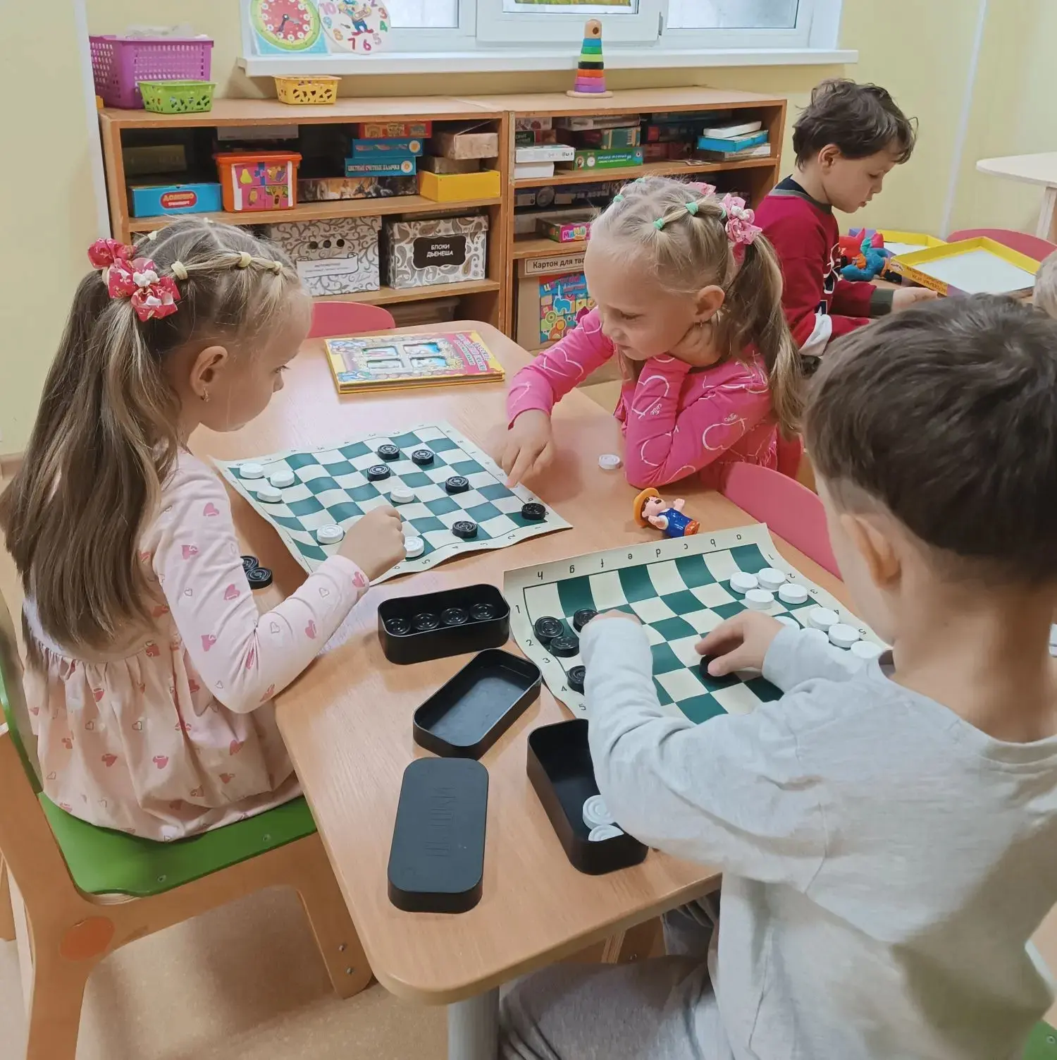 Наши ребята очень любят играть в шашки. Это отличная тренировка для ума: логика, стратегия, концентр
