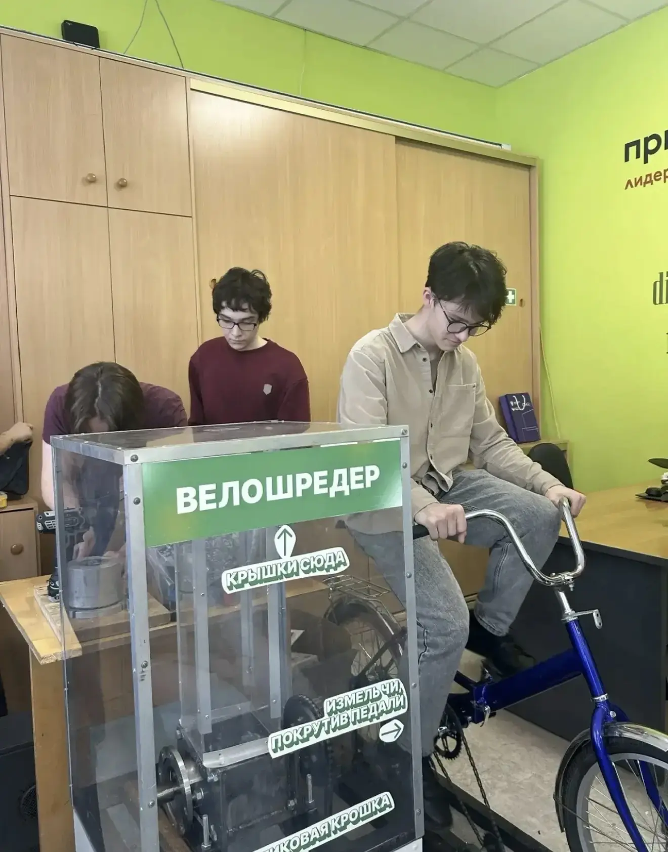 Наш 10«Б» заглянул за кулисы большой науки! 🧪⚙️ В рамках проекта «Химтех-лидер» ученики посетили Инс