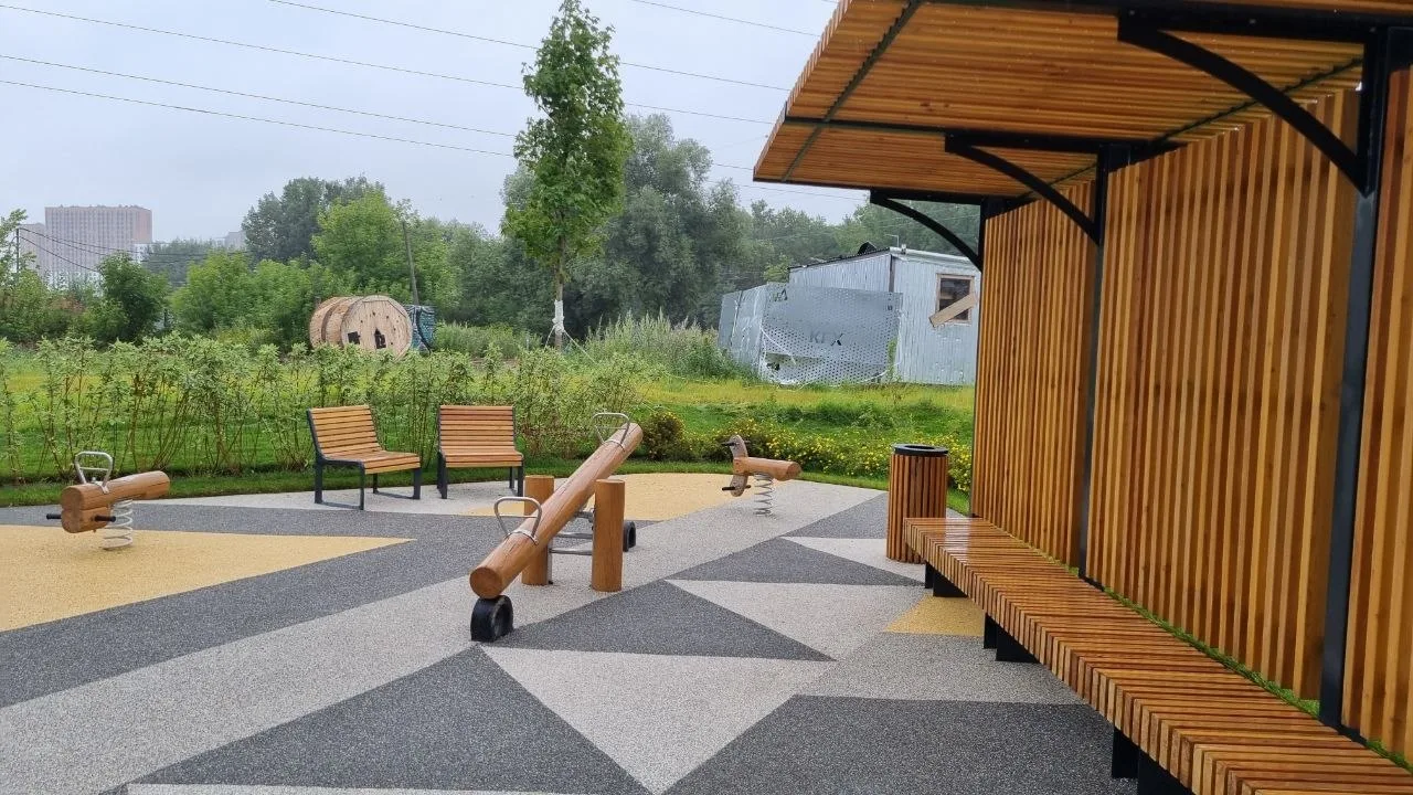 Самая маленькая детская площадка появилась в городе Московский.

"Я с трудом представляю тут малышню