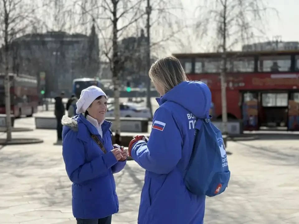 Ленты российского триколора в центре столицы ⚡  В Москве Волонтёры Победы вышли на центральные улицы