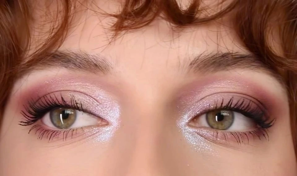 Halo eye makeup — это техника нанесения теней, которая создаёт эффект сияющего ореола в...