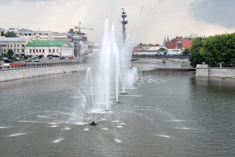 ⛲Открыт сезон! Наша подборка самых красивых и необычных фонтанов города  Брызги, преломляющие солнеч