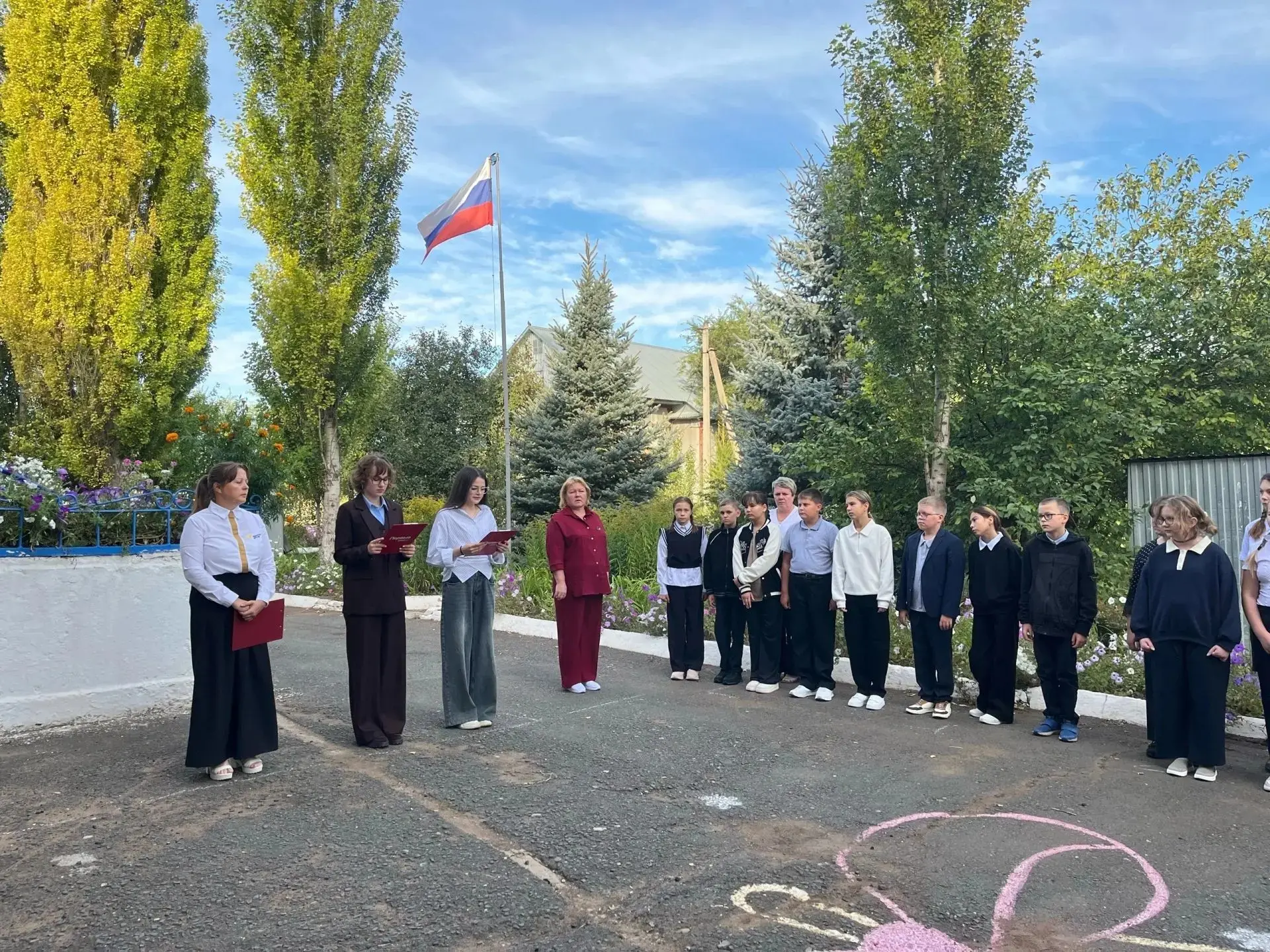 🕯️«Чтобы это никогда не повторилось»: наша школа присоединилась ко Дню солидарности в ...