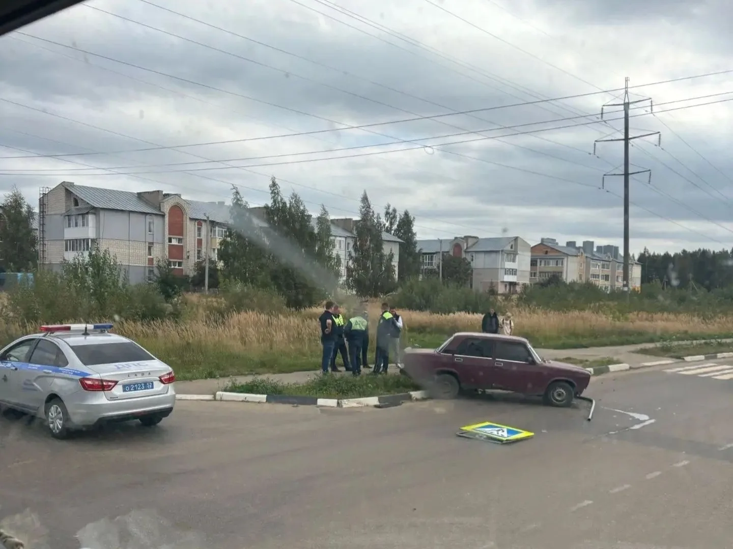 ДТП в 11-ом микрорайне, снесли знак пешеходного перехода 😐