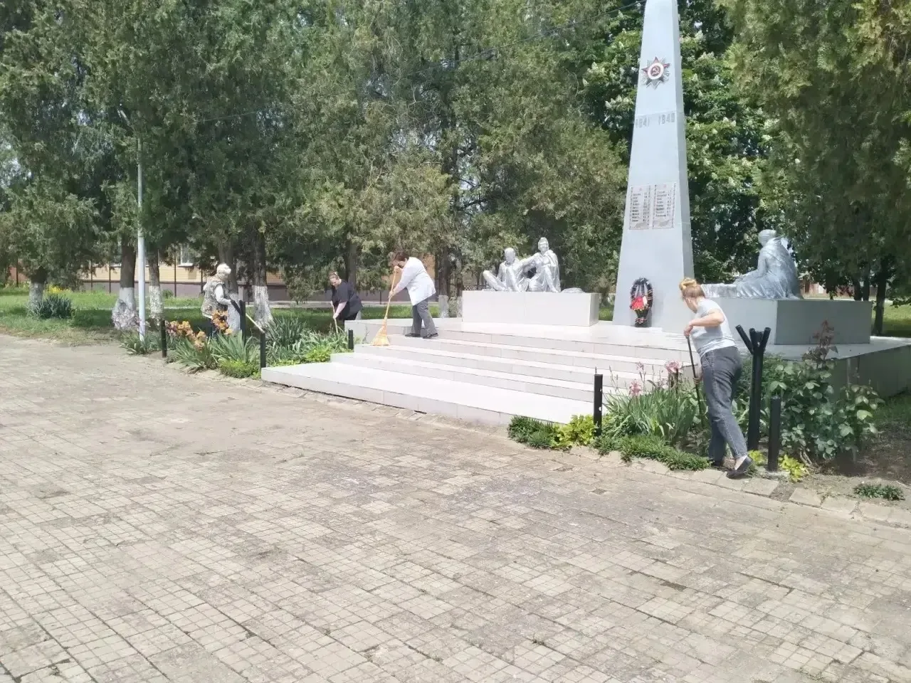 «Творение весны и труда»: в Ахтарском прошел субботник  Сотрудники СДК поселка  Ахтарского организов