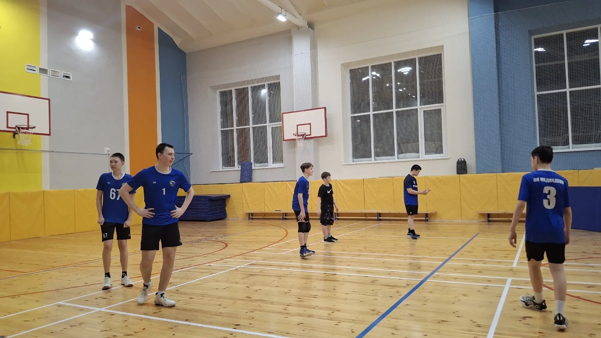В 32-й школе города Йошкар-Олы проходит товарищеская игра по волейболу с командой 15-й школы.   Матч