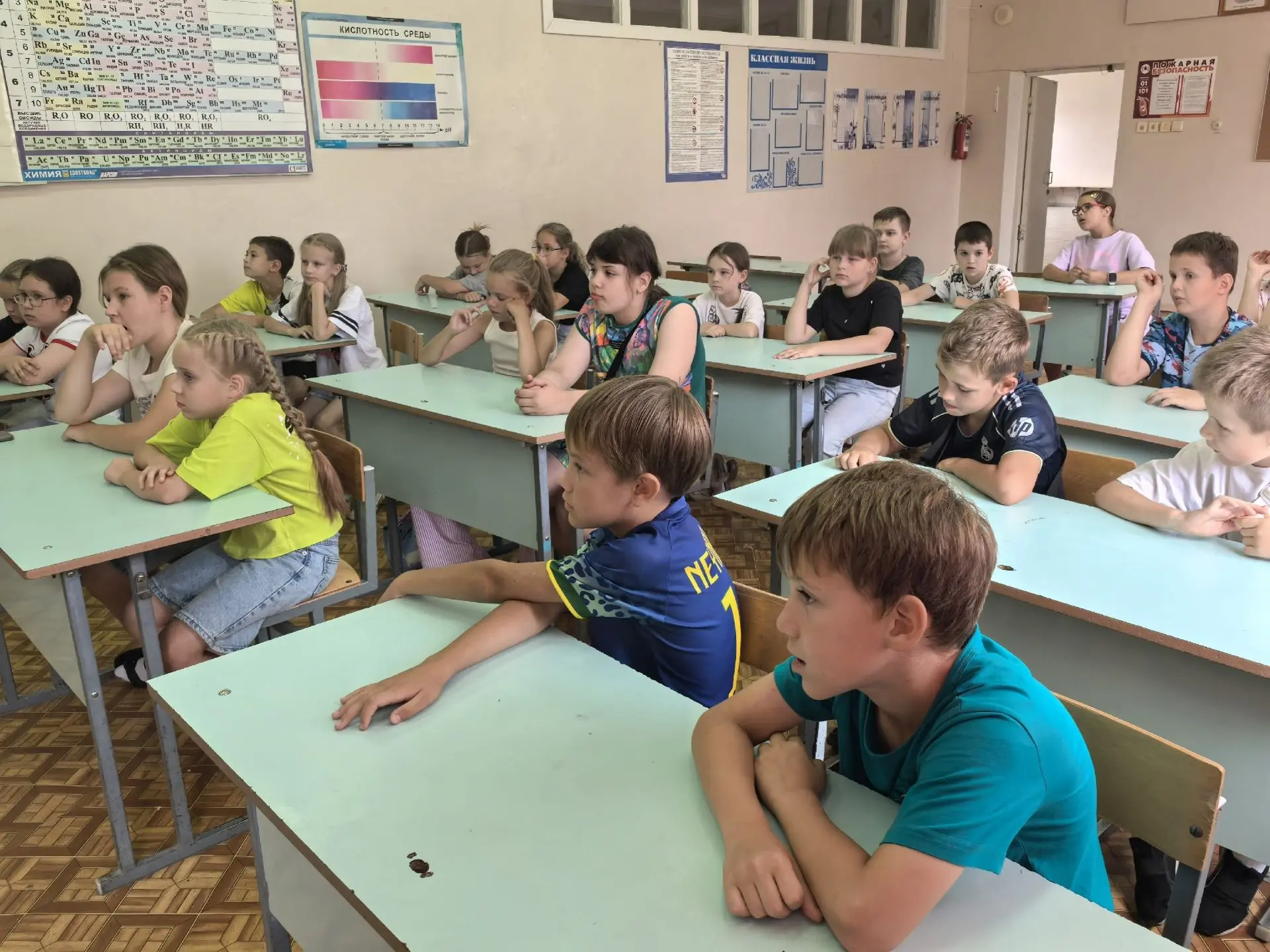 К ребятам из нашего лагеря приехала инспектор по пропаганде безопасности дорожного движения - Диана 