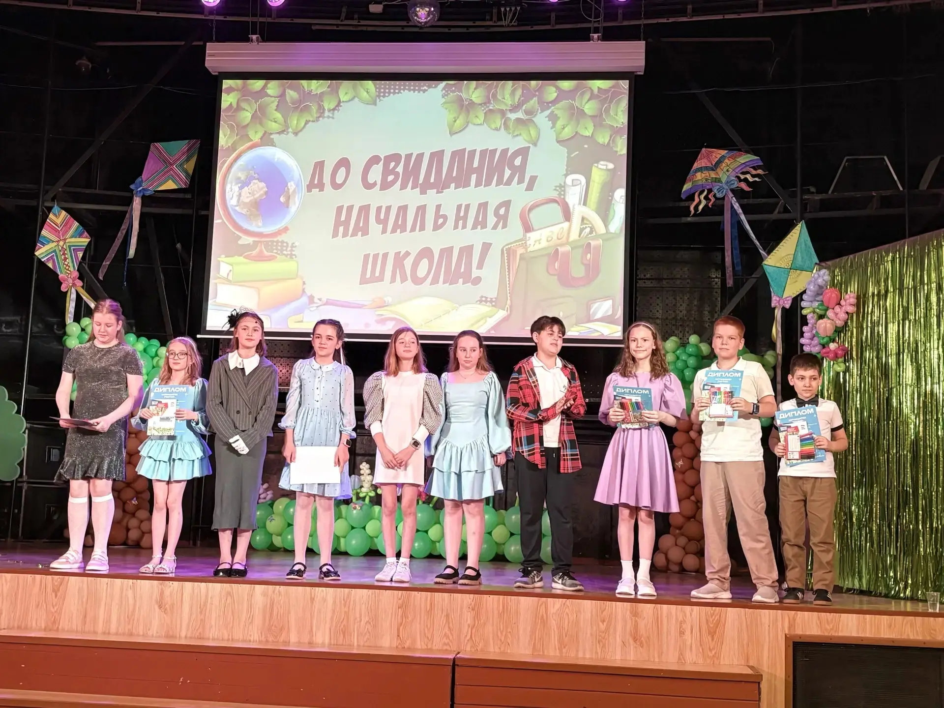 🎈 Прощание с детством: выпускной 4 классов подарил «Мэри Поппинс» на сцене  🎭 Вчерашняя пятница стал