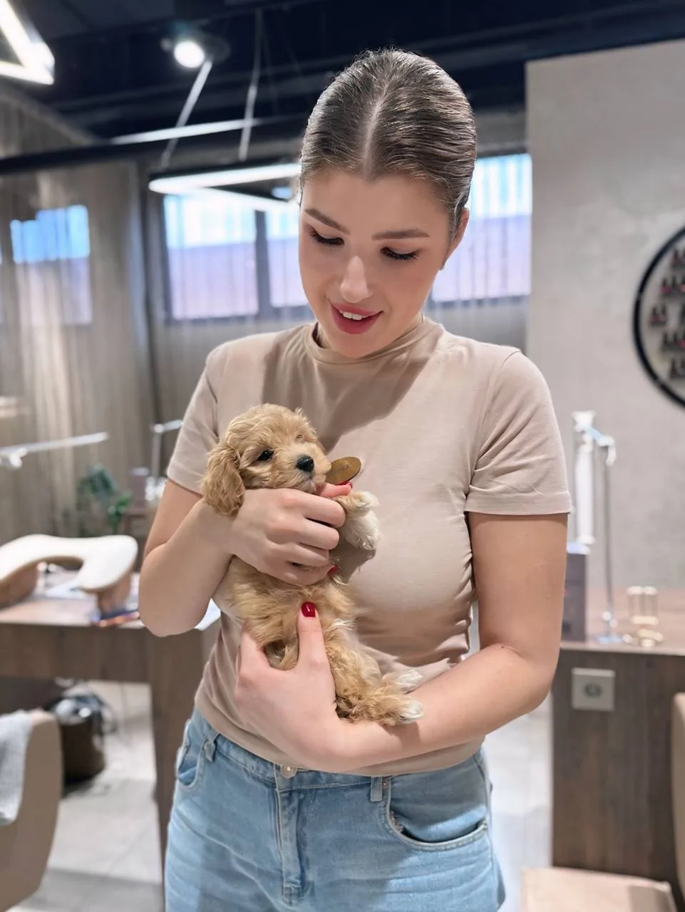 Наш топ-стилист по ногтям Илинка Змеу 💅 и ее напарник по милоте 🥰