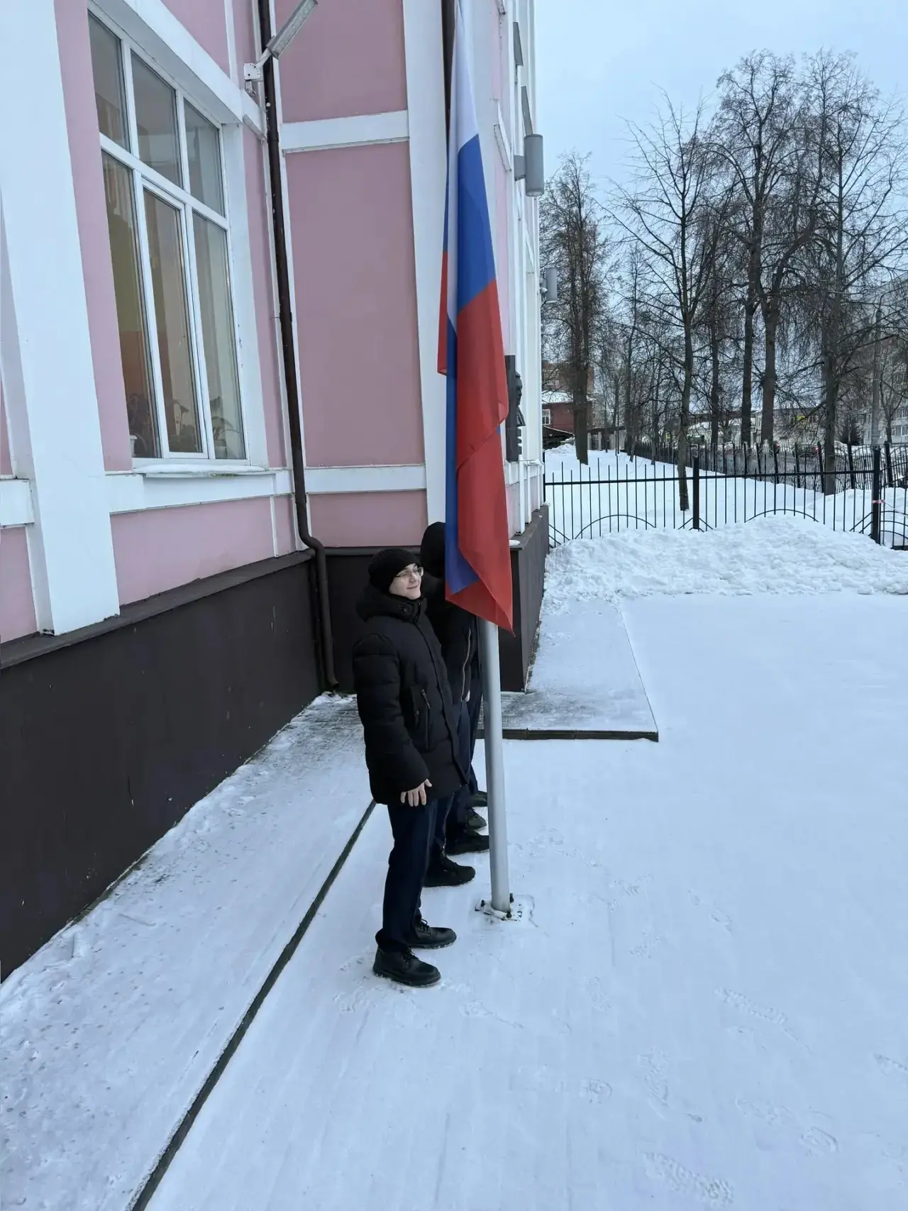 Новая учебная неделя началась с традиционной линейки, прослушивания и исполнения государственного ги
