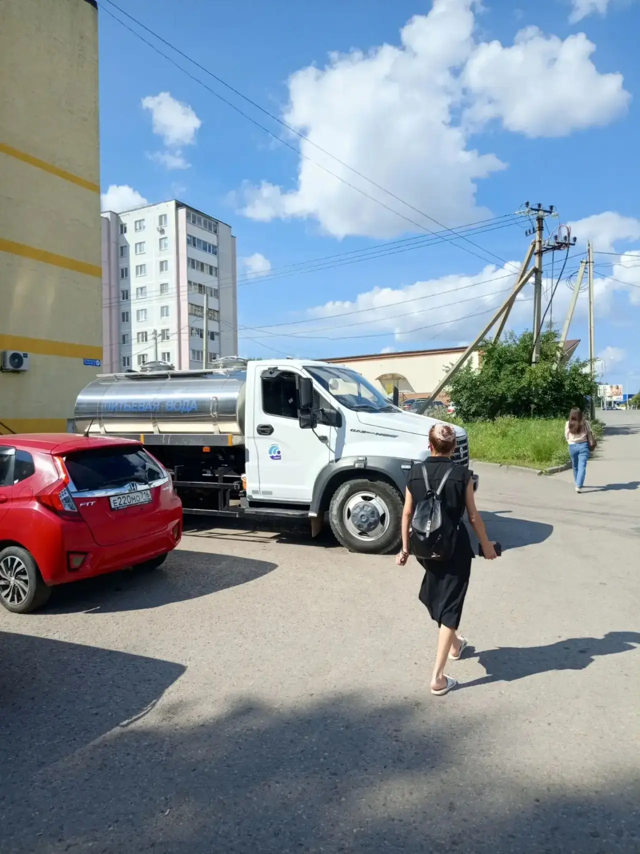 Автоцистерна "Питьевая вода" стоит в районе ул. Гафиатуллина, 47