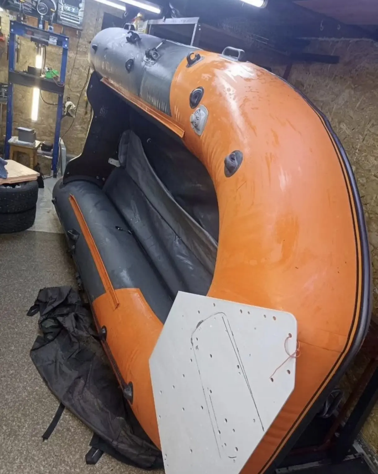 Санкт- Петербург 

Продам отличную мореходную килевую лодку BoatsMan BT365SK в идеальном техническом
