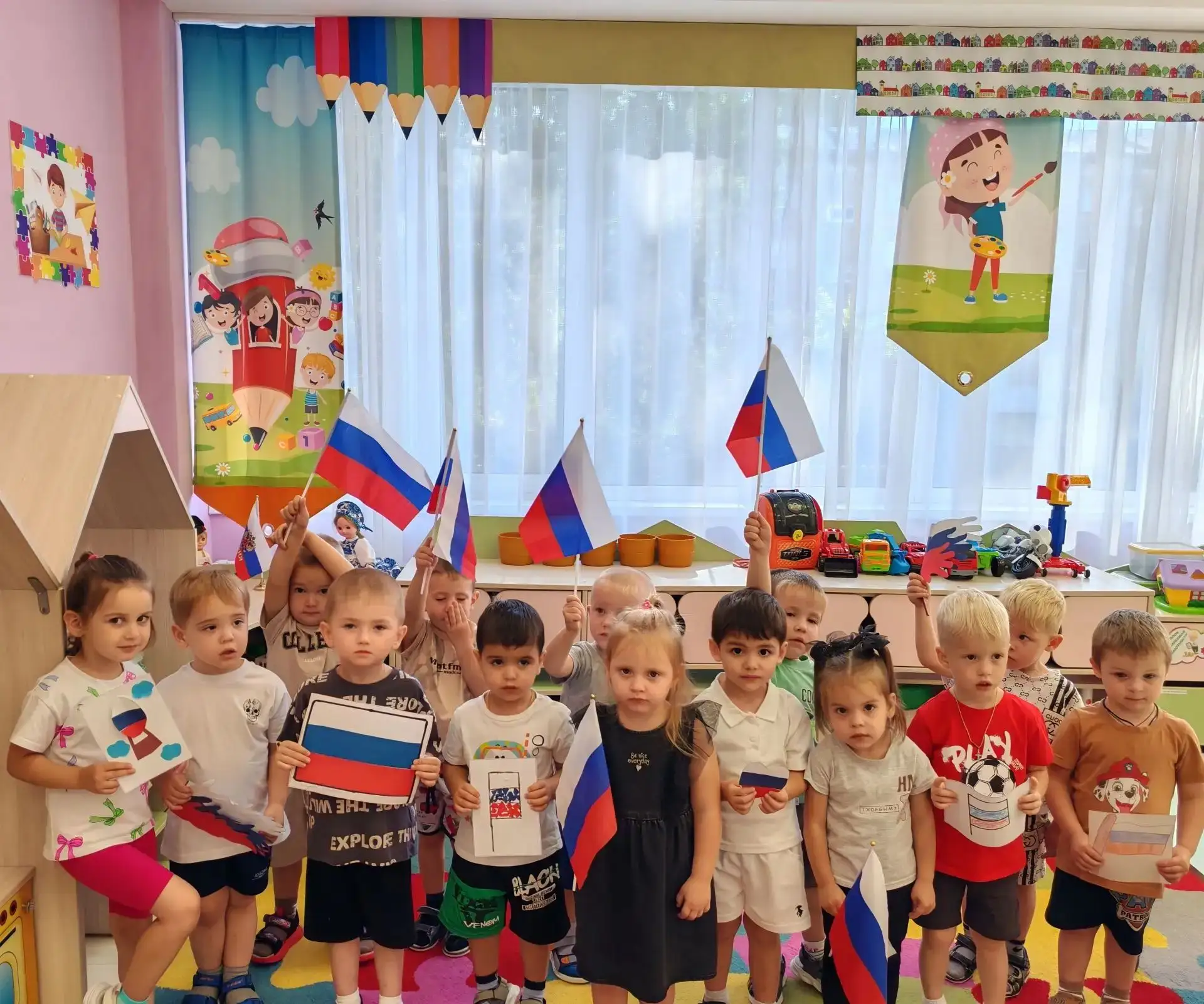 В приддверии Дня Государственного флага России, в младшей группе "Академики"прошла бесе...