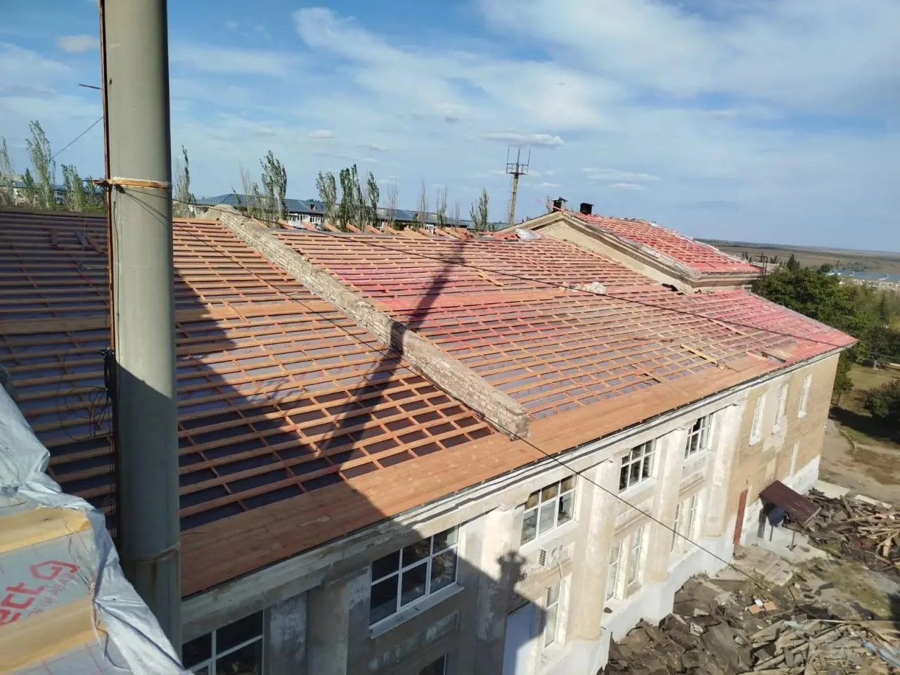 Владимирцы уложат покрытие на крыше Культурно-досугового комплекса в Кировском