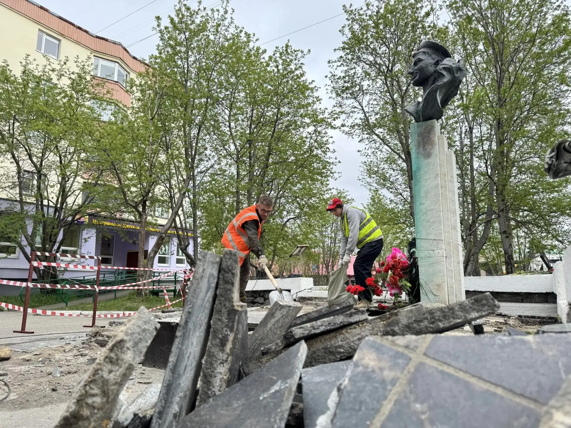 Владимир Евменьков:  Сегодня приступили к ремонту основания бюста прославленного юнги Северного флот