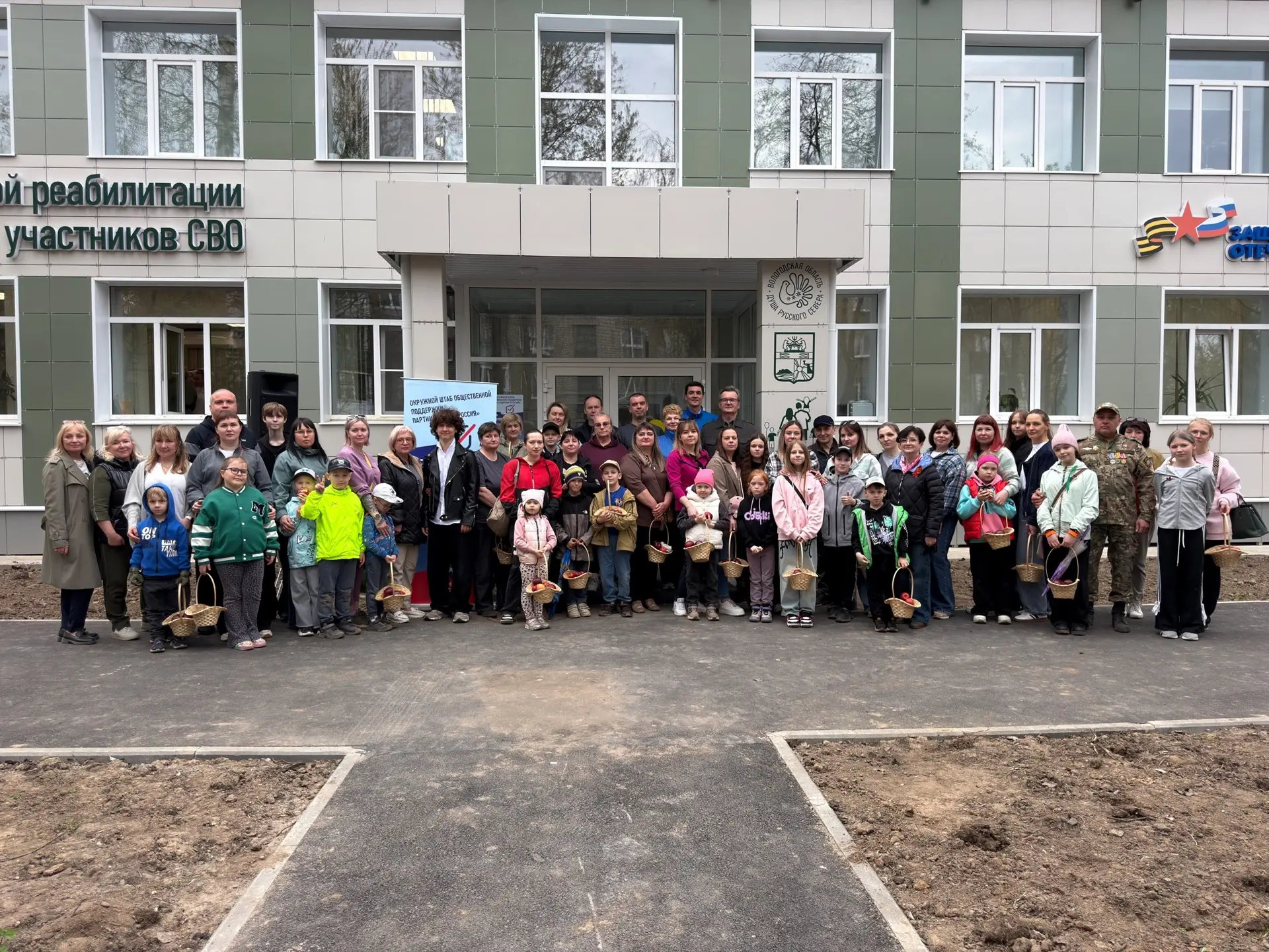 Аллея памяти появилась у «Дома СВО»  🌱Сегодня у МФЦ по вопросам СВО прошла добрая и душевная акция в