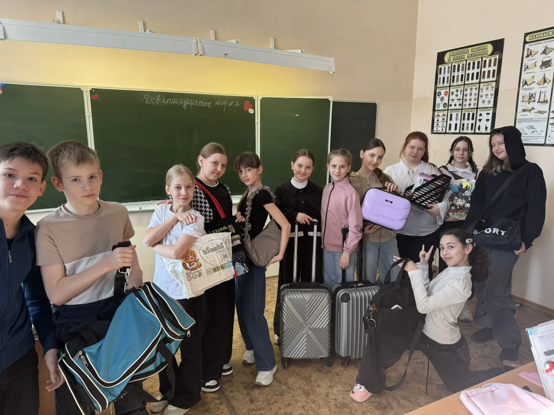 Сегодня в 5 а классе день без рюкзаков! Девчонки после уроков сразу рванут на отдых! Чемоданы готовы