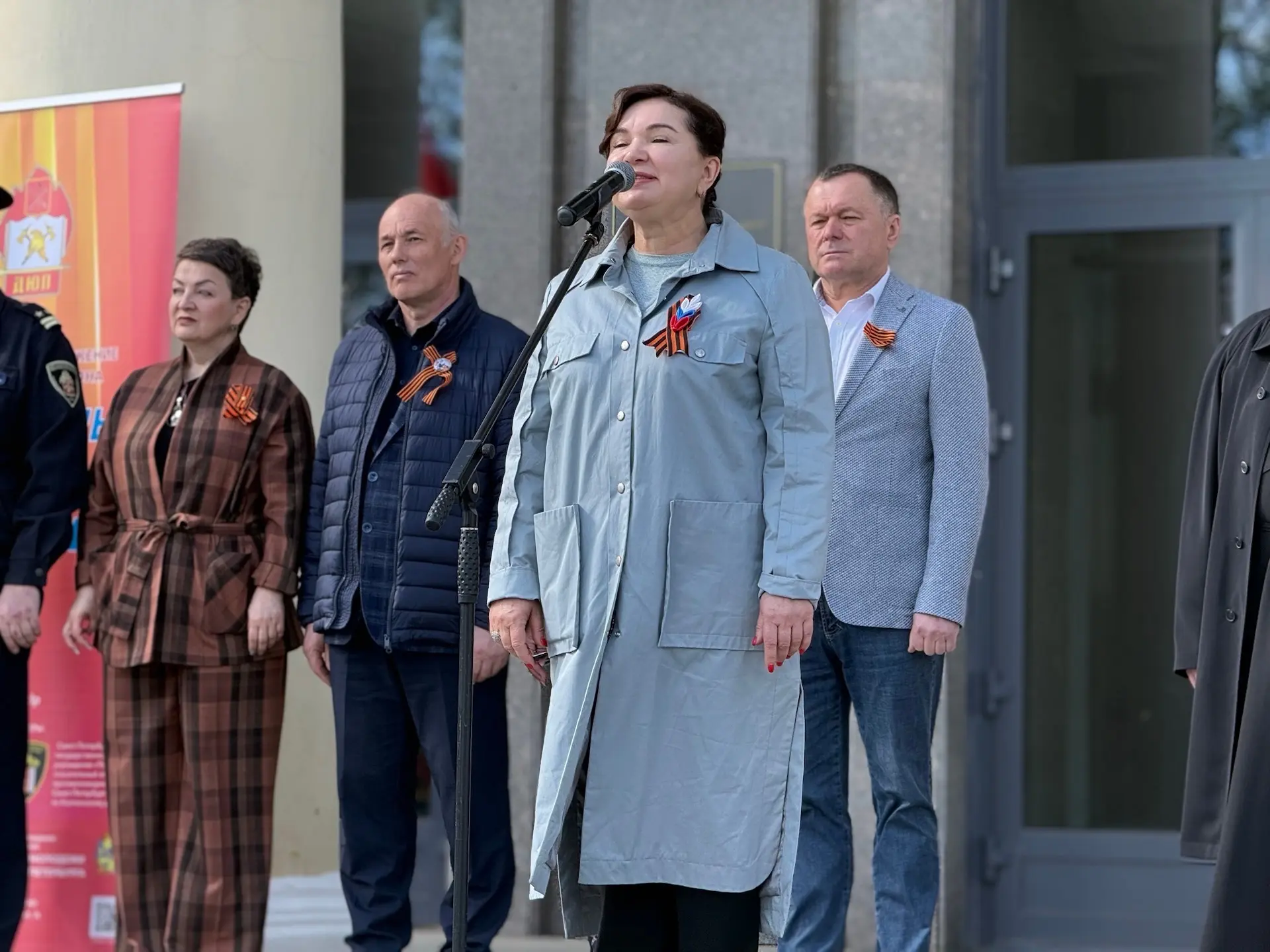 🗓 5 мая у КДЦ «Ижорский» прошла торжественная линейка, посвященная Году единства народов России и ст