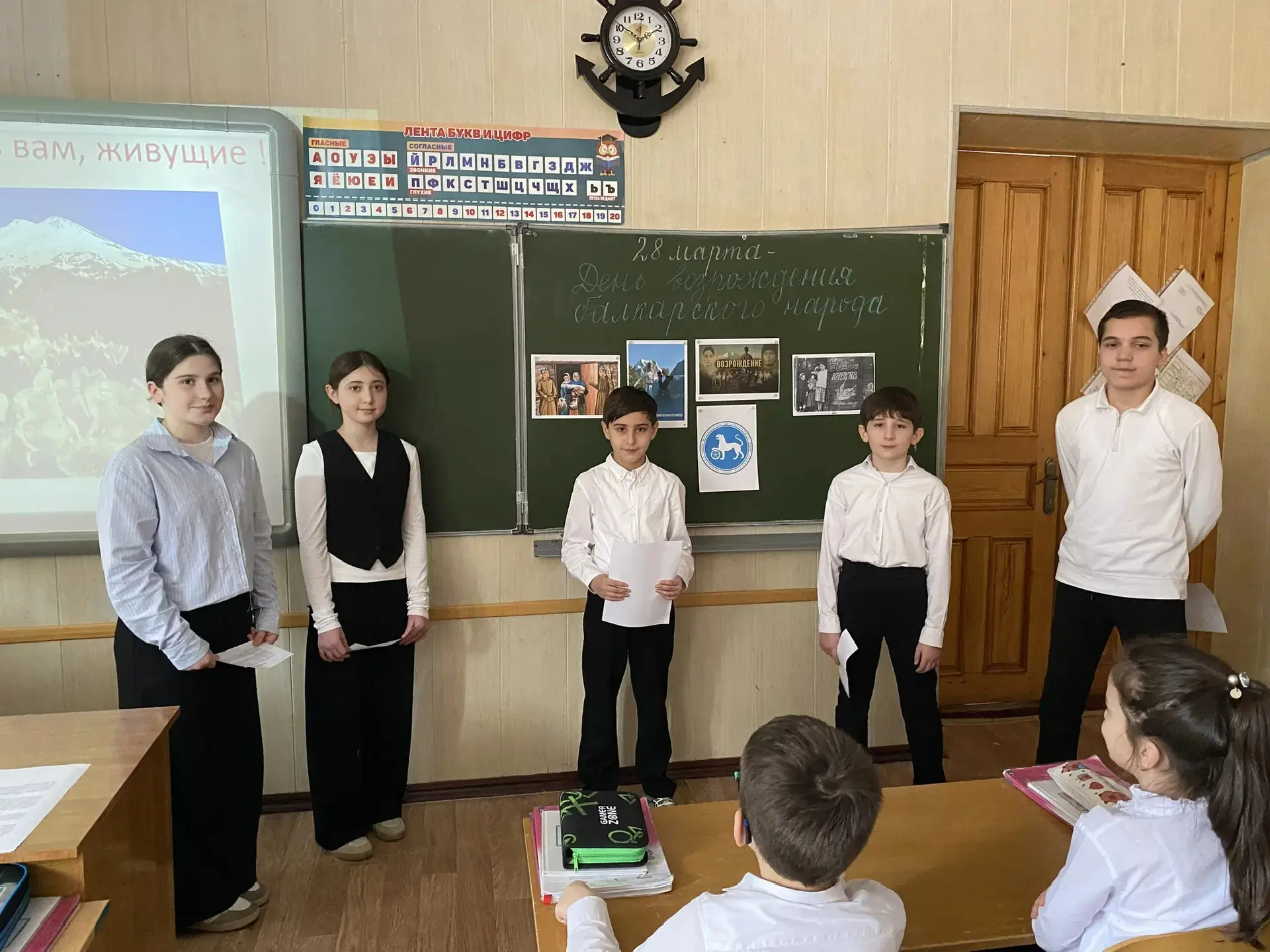 Сегодня в нашей школе прошли классные часы, посвященные Дню возрождения балкарского народа. ❤️  Это 