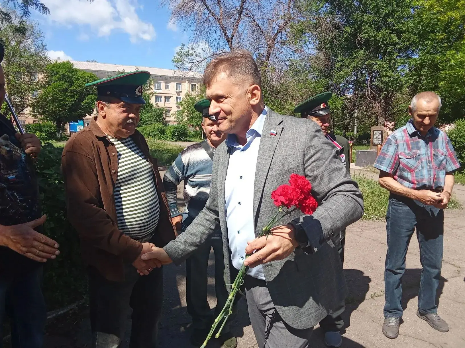 В Алчевске в сквере у памятного знака пограничным войскам прошел митинг, посвященный пр...