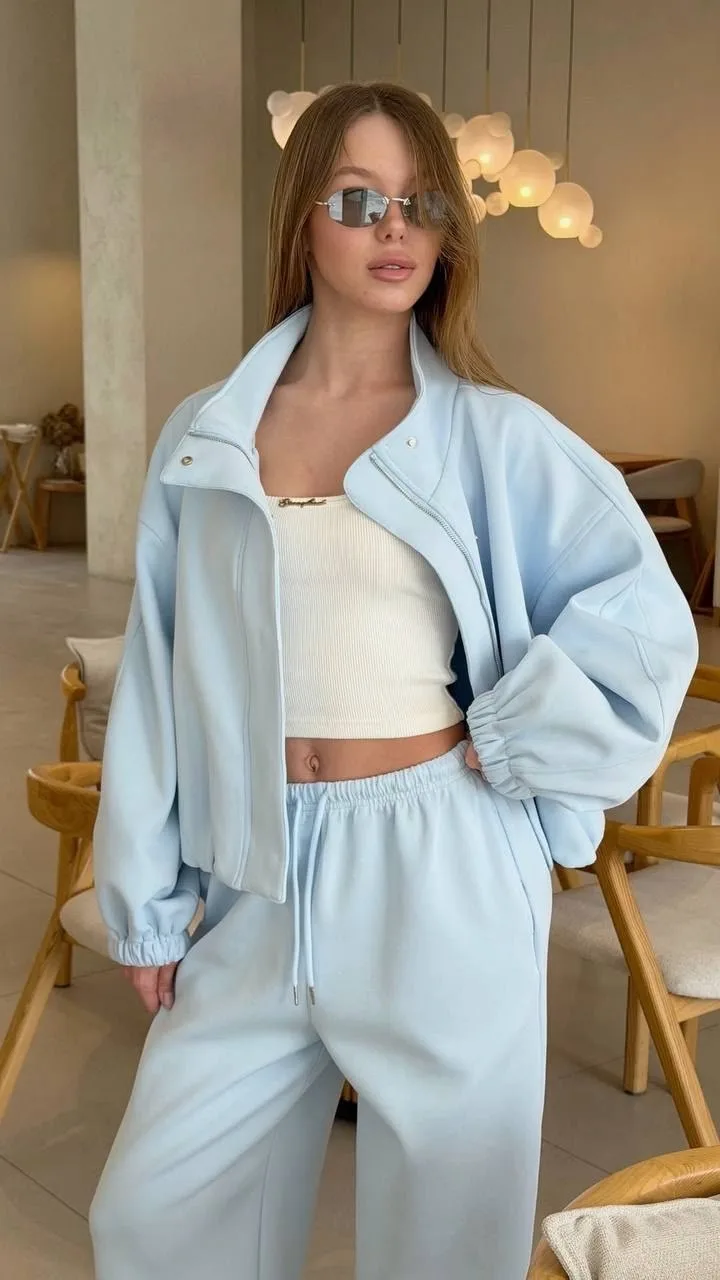 💙Голубой костюм — свежий взгляд на спортивный стиль.