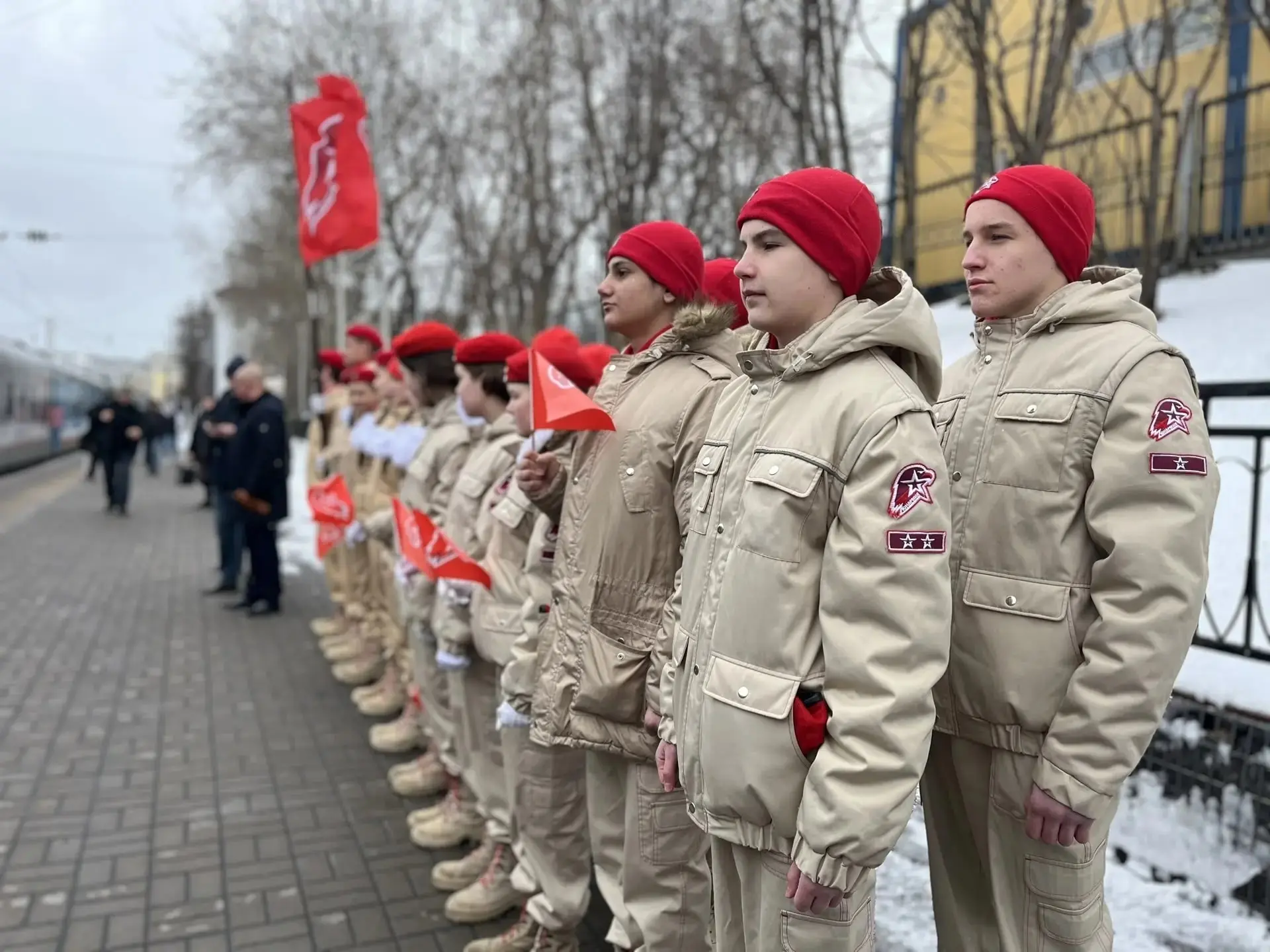 Сегодня, ЮНАРМЕЙЦЫ МБОУ г. Мурманска "Гимназия 8" приняли участие в торжественной встре...