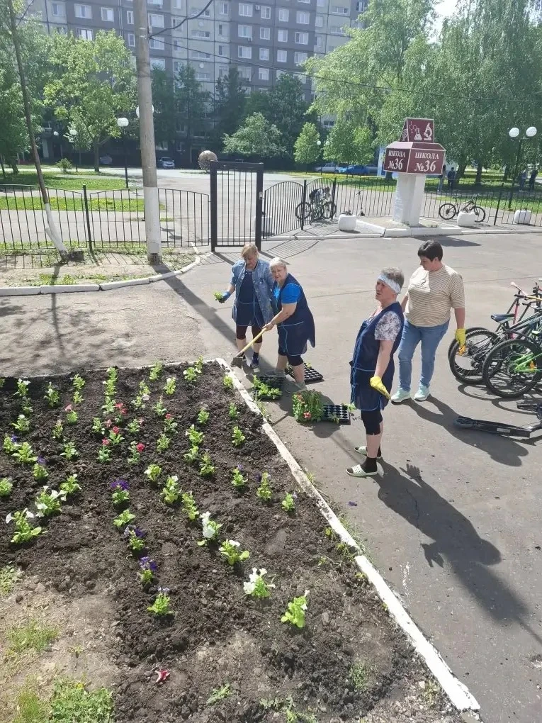 🌸 Сегодня сотрудники нашей школы приняли участие в благоустройстве школьной территории 🌿  С самого у