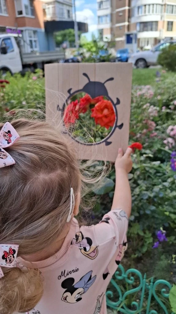 Лето, лето, лето 🎶🎵,
Ты какого цвета 🌸?