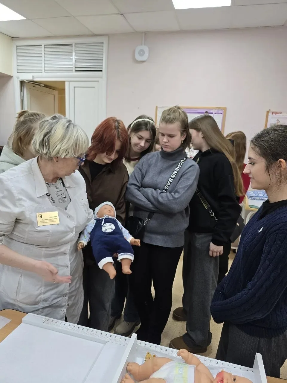 «Первые шаги в медицину: день в Акушерском колледже»  11 февраля ученицы 9Г класса сделали важный ша