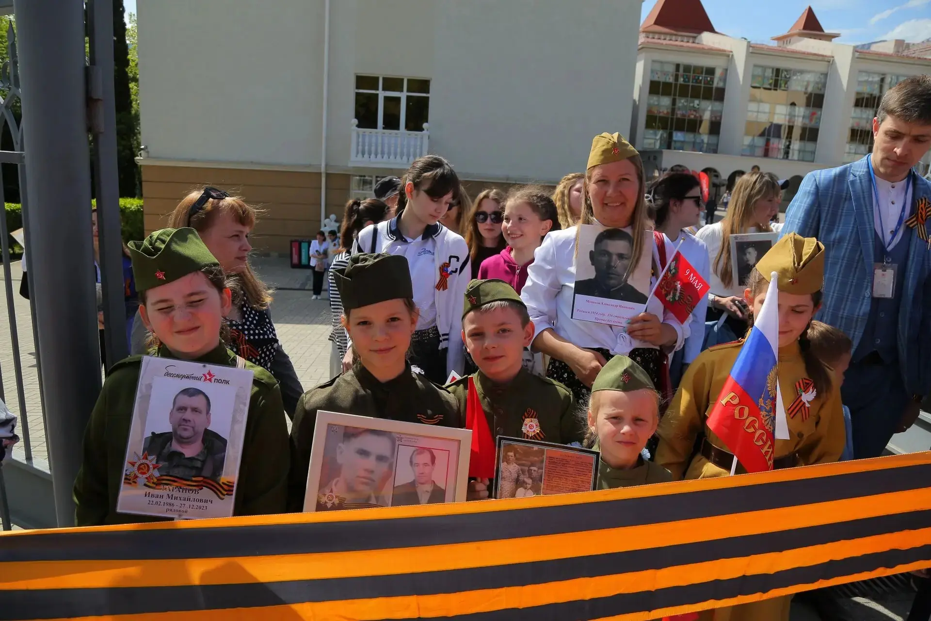 Сегодня в руках наших детей – не просто портреты, а живые символы мужества.   Каждая фотография – эт