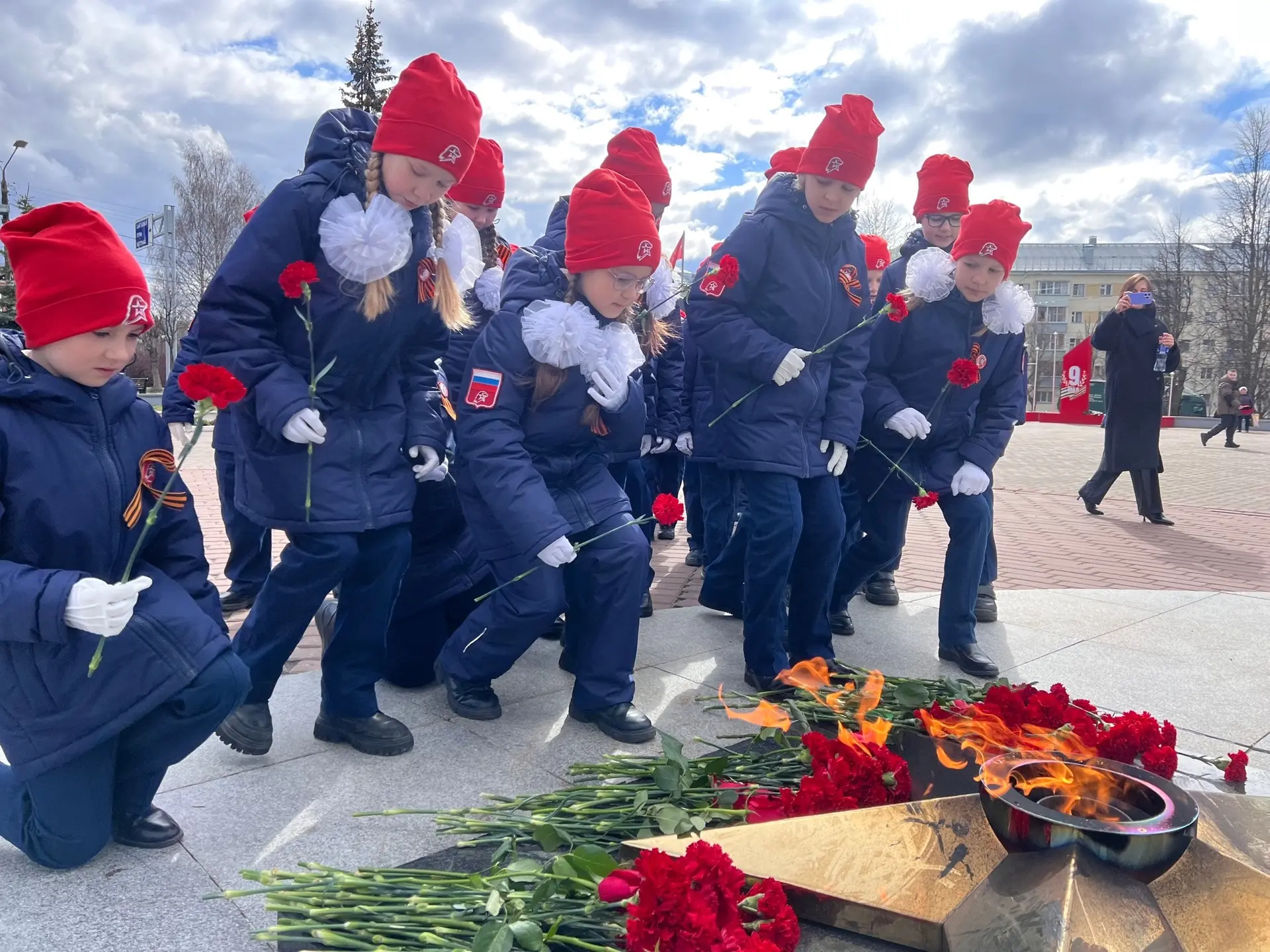 🇷🇺 ЮНАРМИЯ 🇷🇺  ✅ Торжественное мероприятие в Парке Победы собрало юнармейцев и горожан, чтобы почтит