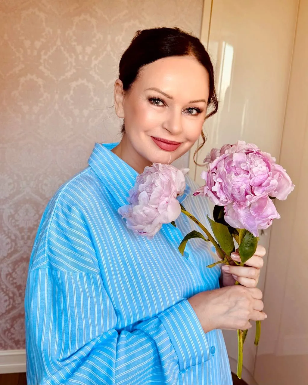 Пион — это цветок, который не требует слов, чтобы выразить свою красоту 🌸

Дарите женщинам цветы бе
