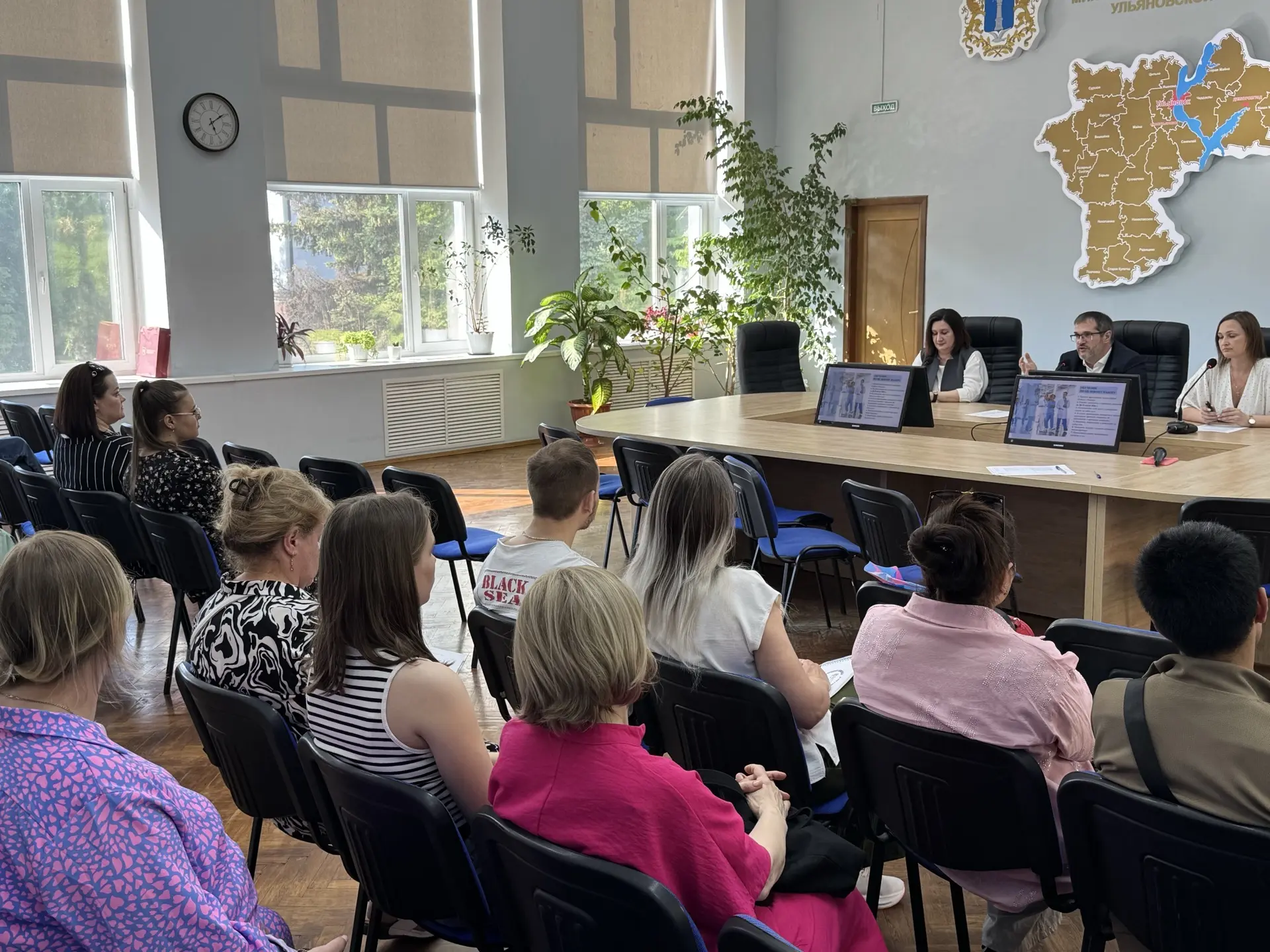 Сегодня мы с коллегами проводим рабочие встречи в соседнем регионе - Ульяновской област...