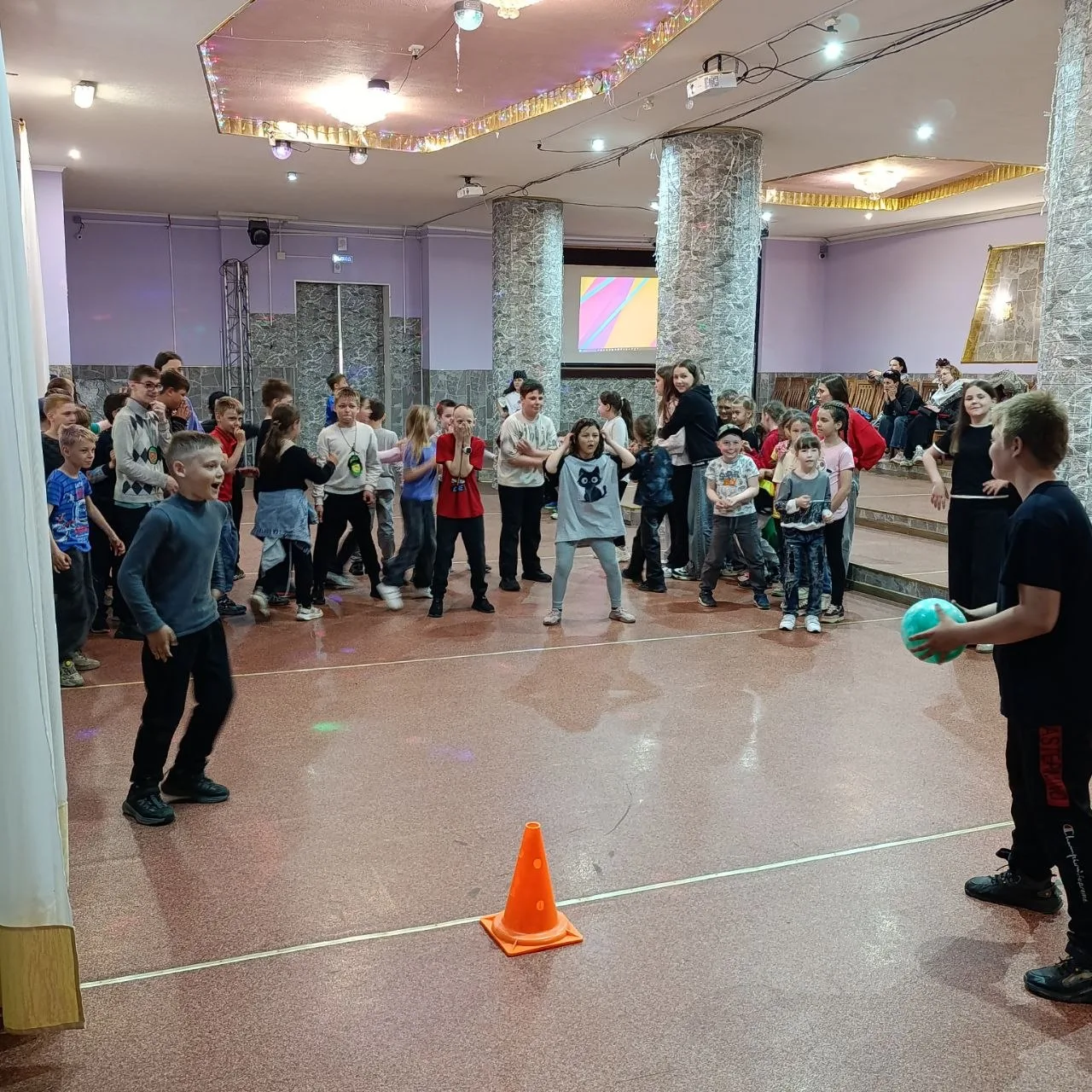 ☀️ Танцы, игры и конфеты: как отряд ДОЛ зажёг 2 июня! 💃🎉

Вчерашний день у нашего лагеря дневного 